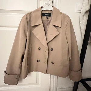 Snygg trenchcoat  - Skitsnygg beige trenchcoat från veromoda😍