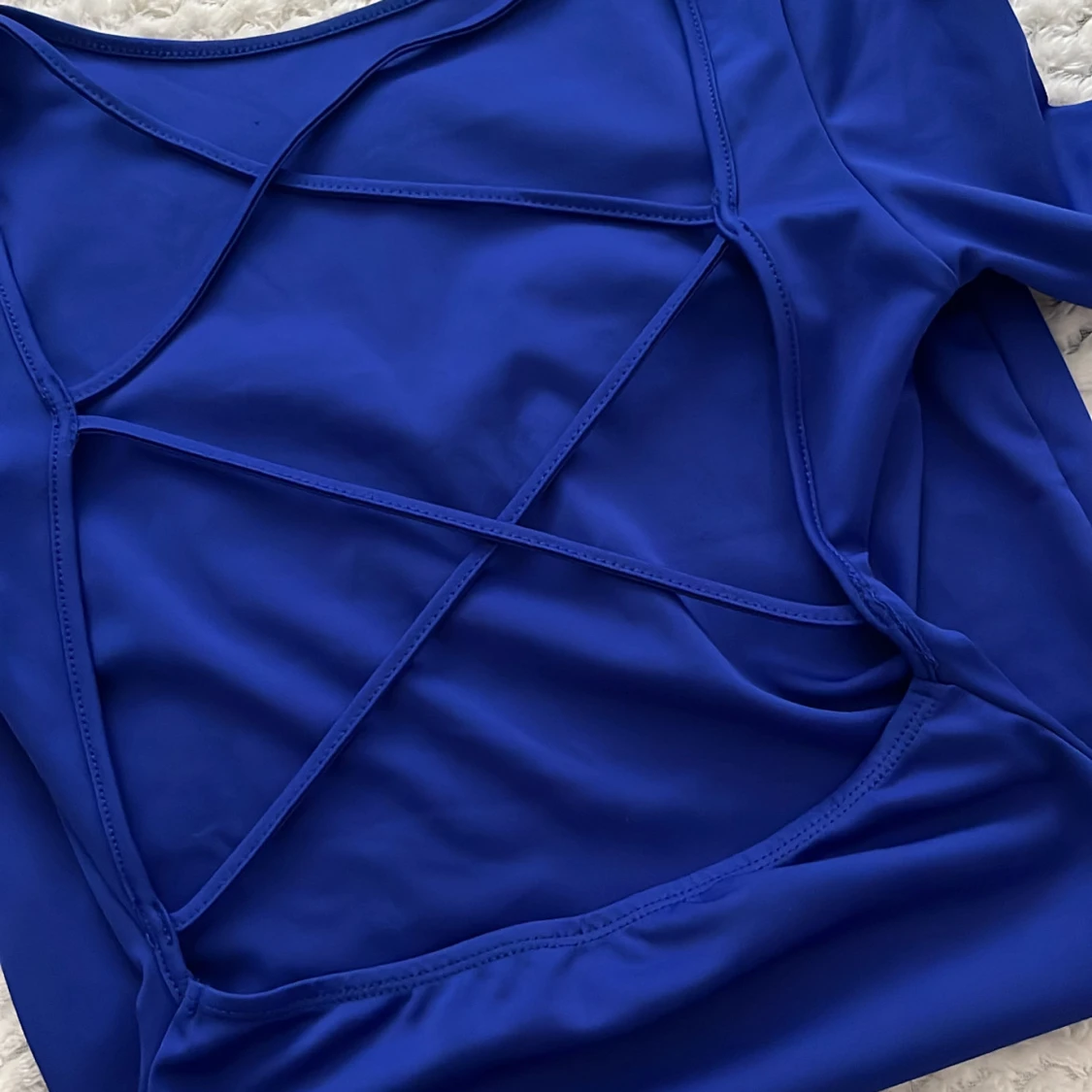 Kornblå långärmad klänning med öppen rygg - 1