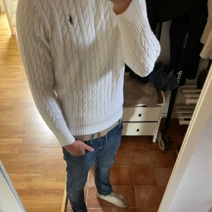 Vit kabelstickad tröja Polo Ralph Lauren - Vit kabelstickad tröja från Polo Ralph Lauren, broderad logga på bröstet. Tröjan är i storlek M men sitter som en storlek S vilket jag själv använder. Tröjan är helt ny med lapp kvar. Hör gärna av er vid vidare funderingar 