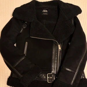 Svart jacka från Zara  - Säljer en jättesnygg jacka från Zara med en krage som man kan sätta fast vid halsen för extra kallt väder. Använd ett par gånger men sedan vuxit ur den så enstaka defekt visas på bilden. Skriv gärna för fler frågor ❤️