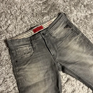 Replay Anbass med slitningar - Säljer dessa riktigt snygga Replay Anbass jeansen i storlek 30/32. De har en slim passform och har små slitningar. De är i bra skick utan defekter. Bara att skriva över frågor och funderingar.