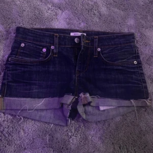 Mörkblå jeansshorts från Helmut Lang - Snygga mörkblå jeansshorts från Helmut Lang. Dom är vintage så jag är lite osäker vilken storlek dom är men jag tror de är 24 kla bilder.