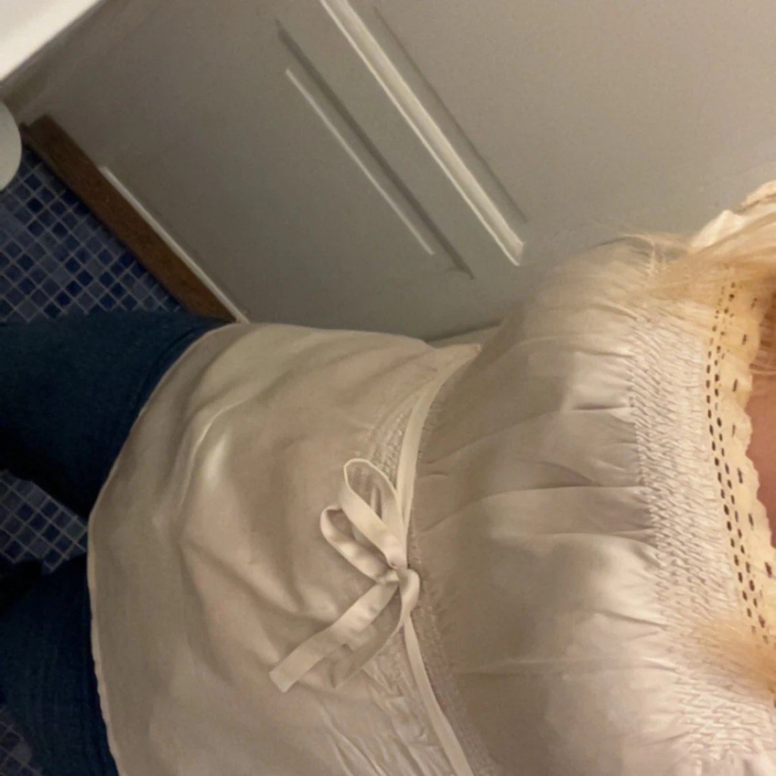 Söt guldig blus med spets och knyt