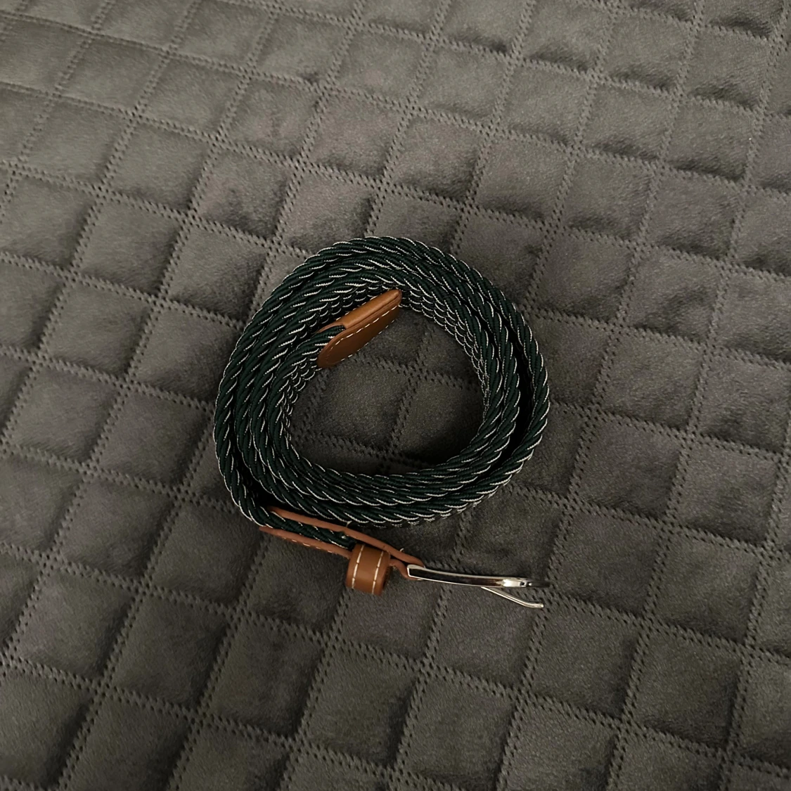 Grönvitt med brunt skinn  flätad bälte - 1