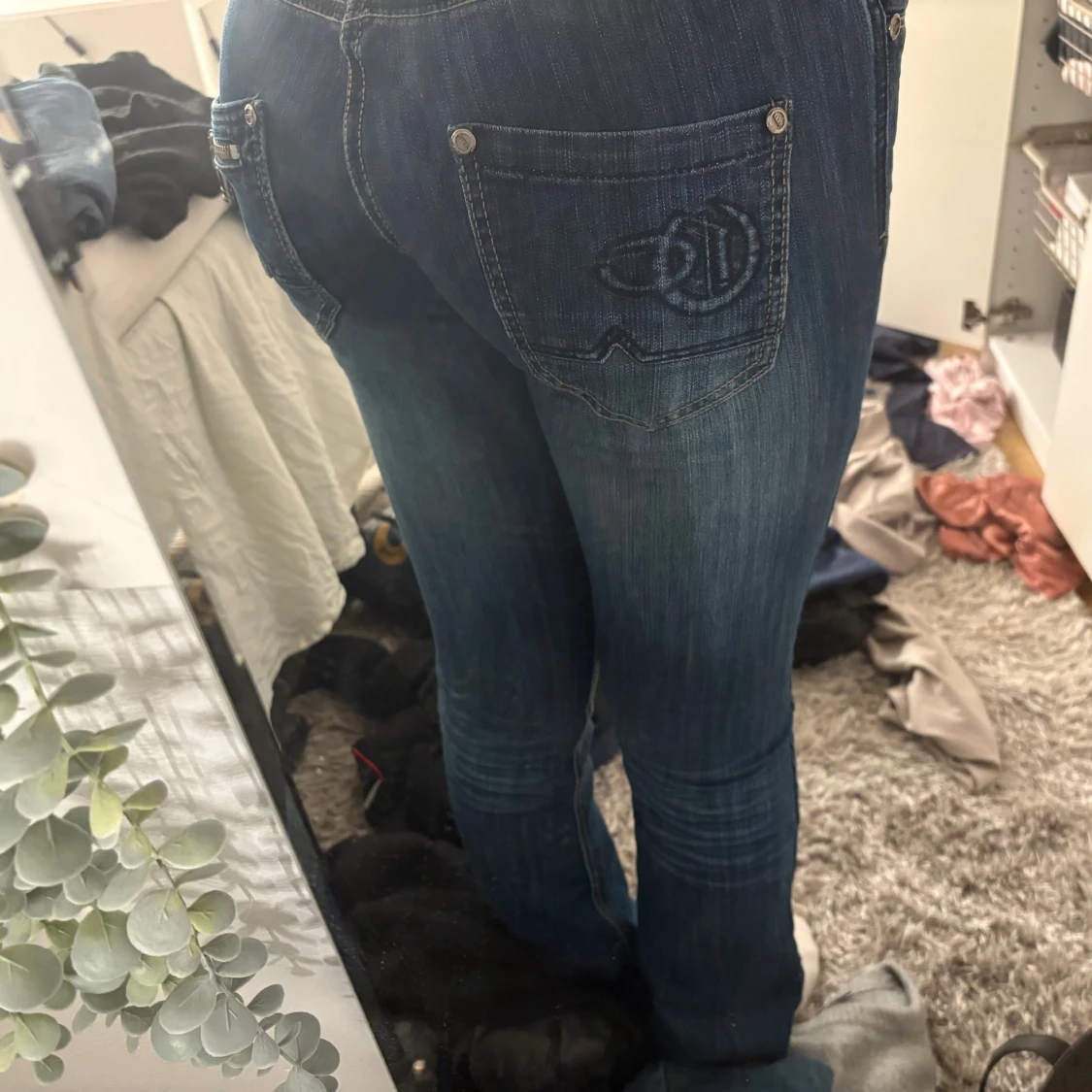 Blå lågmidjade jeans med broderad ficka - 1