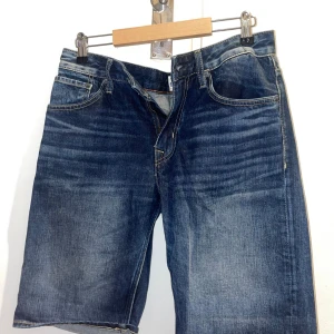 Blå jeansshorts från Crocker - Snygga blå jeansshorts från Crocker med klassisk femficksdesign och kontrastsömmar. Modellen har normal passform och är tillverkad i slitstarkt denim med coola tvättade detaljer. Perfekt för dig som gillar en avslappnad streetstil.
