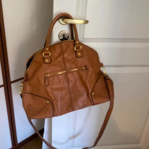 Stor brun väska från Pieces - Säljer denna bruna väska ifrån Pieces, den har lite slitage men annars fin!