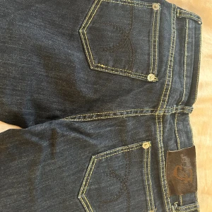 Mörkblå bootcut jeans från FFC - Snygga lådmigjade mörkblå jeans från FFC med klassisk bootcut passform. Skriv för flera bilder💕