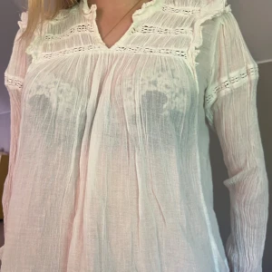 Vit söt blus från Gina Young. - Genomskinlig vit blus med söta detaljer, långärmad. Storlek 170