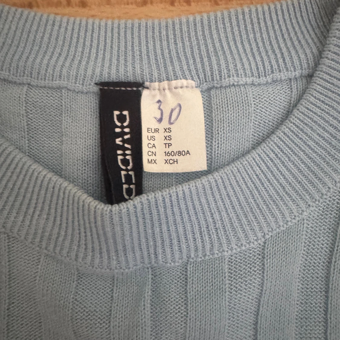 Ljusblå ribbad stickad tröja Divided - 1