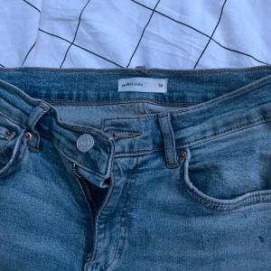 Ljusblå bootcut jeans - Fina ljusblå bootcut lågmidjade jeans från Gina tricot. De har några få slitningar längst ner på benet annars i perfekt skick 😚