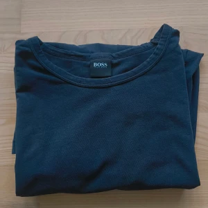 T-shirt (Hugo Boss) - Säljer en svart Hugo Boss T-shirt ♣️ Tshirten är i storlek S. Skicka DM för fler frågor ✅