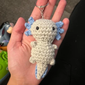Nyckelring axolotl - Virkad nyckelring i axolotl 