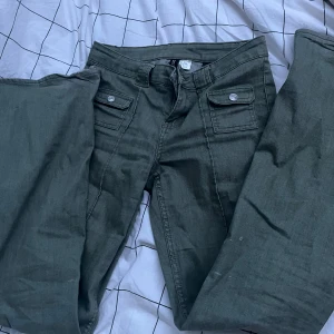 Gröna bootcut jeans - Ett par skit snygga gröna bootcut jens som är lågmidjade. De är från HM men jag har sytt in dem lite för att de ska bli mer bootcut sömmen syns lite som man ser på en av bilderna därför säljer jag dem billigare
