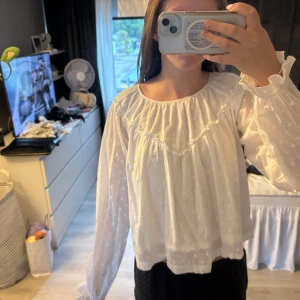 Vit prickig blus från Gina Tricot - Supersöt vit blus från Gina Tricot och är i fint skick.