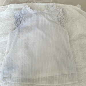 Blus  - Denna blusen är lite missfärgad på insidan och på en sida av spetsen men inget som syns när man har på sig den 💕 men jätte fin, säljer då den tyvär inte passar längre 