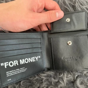 Off-White FOR MONEY plånbok - Off-White ”FOR MONEY” plånbok i läder, askön med mycket utrymme. Skriv till mig vid minsta fundering 😁