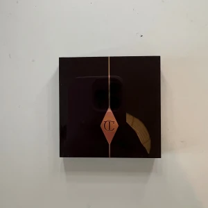 Charlotte Tilbury Pillow Talk ögonskuggspalett - Säljer en lyxig ögonskuggspalett från Charlotte Tilbury i färgen Pillow Talk. Paletten innehåller fyra nyanser i rosa, nude och bruna toner med både matt och skimrande finish. Perfekt för att skapa mjuka och romantiska ögonlooks. Snygg mörkbrun ask med roségulddetaljer. Har använt nån färg ett par ggr endast. Nypris 670 kr. Kan tänka mig gå ner i pris.