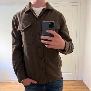 Brun Overshirt These Glory Dsys  - Säljer denna sjukt snygga Overshirten från These Glory Days⭐️ Färgen är brun och storleken är M✅ Den har inga defekter och skicket är utomordentligt🙌🤝 Sjukt najs passform och passar perfekt till hösten🍁🙌 Tveka inte på att höra av er dig vid minsta fråga eller fundering😊