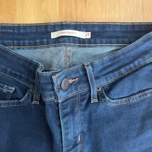 Levi's 714 Straight jeans blå - Klassiska Levi's 714 Straight jeans i mörkblå denim med raka ben och normal midja. Snygga kontrastsömmar, femficksmodell och ikonisk Levi's-lapp bak. Perfekta nu till hösten. Skriv gärna för fler bilder och vid frågor, köparen står för frakt. Pris kan diskuteras! 💕