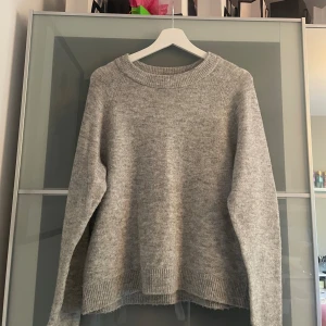 Grå stickad tröja  - Snygg o skön stickad tröja från Vero Moda. Inte använd så mycket, bra skick - endast lite nopprig. Passar bra till vardags, så skönt material. Säljer pga har för många liknande. Hör av er för fler bilder! 🩷