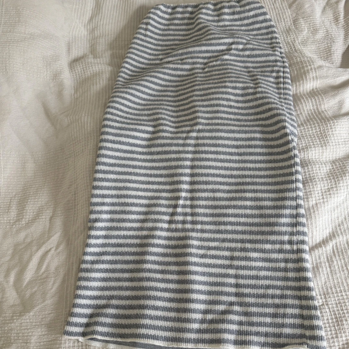 Randig stickad set i grått och vitt - 1