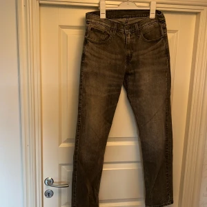Levi's 502 grå jeans straight fit - Säljer ett par grå Levi's 502 jeans med klassisk femficksdesign och raka ben. Jeansen har en snygg tvättad look. Väldigt bra skick bara använda ett fåtal gånger.  Storleken är w31 L 34. Säljer pga av för små. Tveka inte att höra av er👍😁Sorry för dåliga bilder 