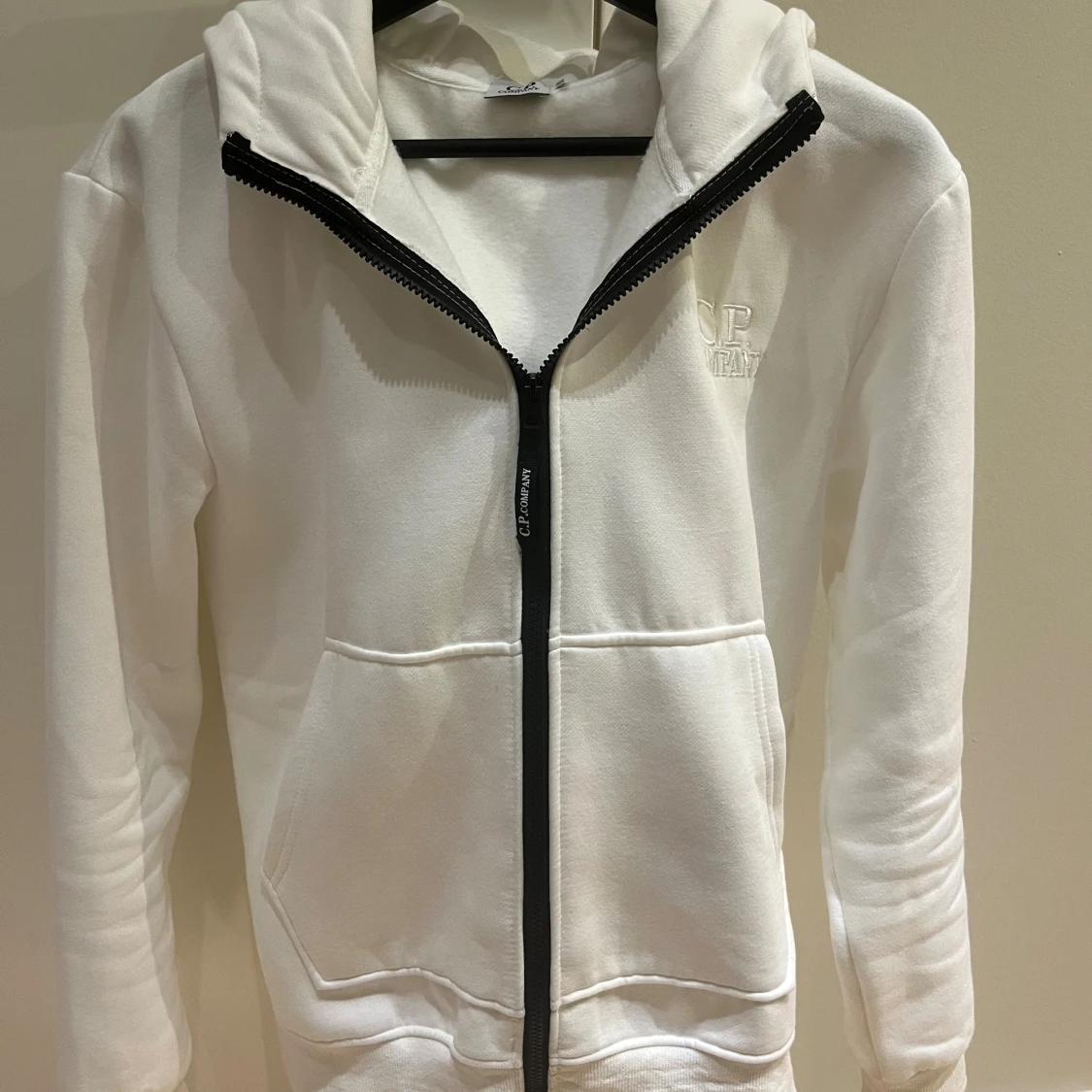 Vit hoodie med goggles från C.P. Company