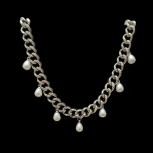 Chunky silverhalsband med pärlor - Snyggt chunky halsband i silverfärg. Smycket är 8mm brett med hängande droppformade vita pärlor. Justerbar längd 38-43cm💕