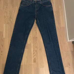 Helt nya Nudie Jeans Gritty Jackson 31/34 - Helt nya jeans från Nudie Jeans i modellen Gritty Jackson, storlek 31/34. Färgen är mörkblå. Jeansen är endast testade en gång och är i nyskick. Nypris ligger på 1 599kr. Hör gärna av dig om du undrar över något!