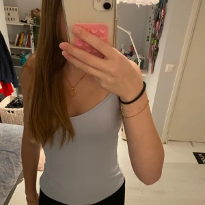 Ljusblått linne - Ljusblått linne o tunnare och stretchigare material. Mjuk och skön passform och som passar till det mesta!