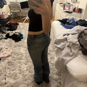  jeans i ljusblå denim - Säljer ett par snygga jeans i ljusblå denim med låg midja. Jeansen har klassiska fem fickor, bälteshällor och en lätt tvättad look. 