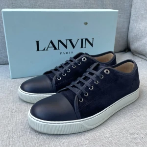 Lanvin skor(nya) - Hej! Säljer nu dessa sjukt snygga lanvin skor. Skorna är typ nya. Har begränsat antal boxar och dustbag. Hör av dig vid frågor. 