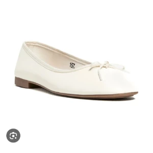 Vita ballerinaskor med rosett - Snygga vita ballerinaskor från 157. Säljer då dom var försmå