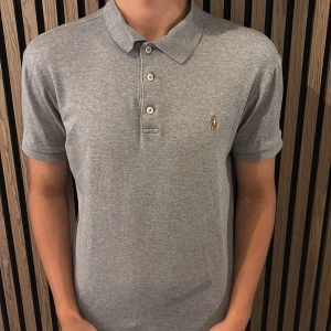 Grå Polo Ralph Lauren  - Snygg grå piké från Polo Ralph Lauren i slim fit-modell | Ny pris 1500kr❌/ Vårt pris 349kr✅! | Storlek M men passar storlek S🙌 | Hör av er om frågor eller flera bilder‼️