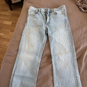 Ljusblå utsvängda jeans från Zara - Ljusblå jeans från Zara med utsvängd passform nertill och, fransiga benslut.