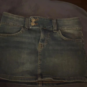 Blå jeanskjol från H&M Divided - Snygg blå jeanskjol från H&M Divided! Fråga gärna efter mer bilder på om du är intresserad😋😋 tryck gärna på köp nu!!!