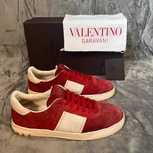 Valetino flycrew - Valentino flycrew - storlek: 41 - passar 42 | Alla nitar kvar👏 | Skick: Mycket bra skick | Tillbehör: Valentino kort och kuver, box och dustbag | Sulan i skon: 27,5 cm lång | Bara att skriva vid frågor, pris går att diskutera