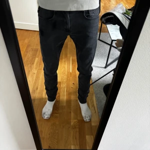 Replay anbass  - Säljer dessa riktigt feta replay anbass i storleken 34/34 de har en skön slim fit inte stora inte små, för fler frågor skriv till mig🤩🤩