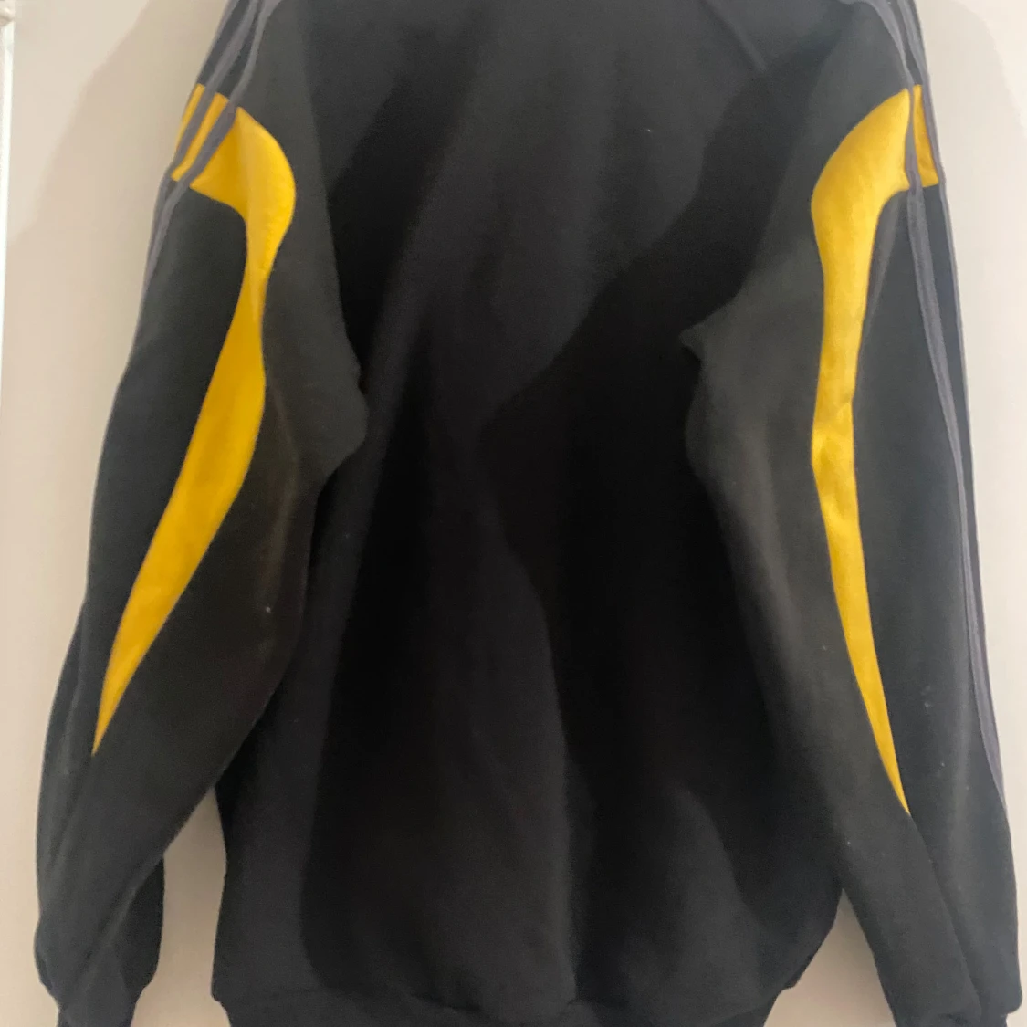 Svart sportväst med gula detaljer - 2