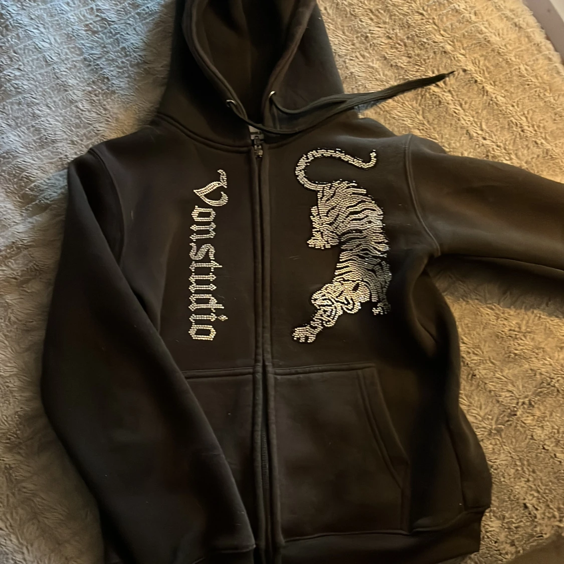 Svart hoodie med paljetter från Vonstudio