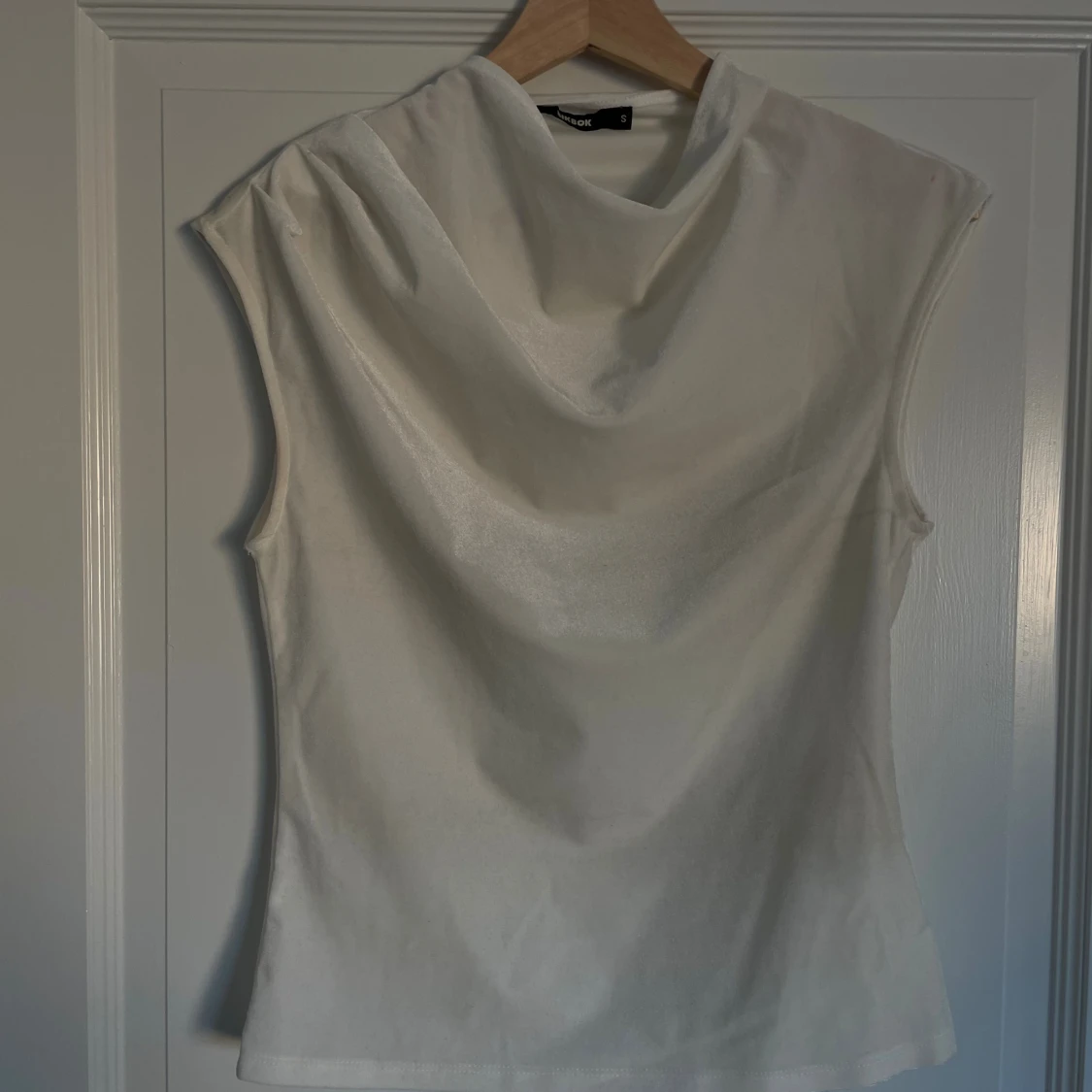 Vit ärmlös topp från BikBok