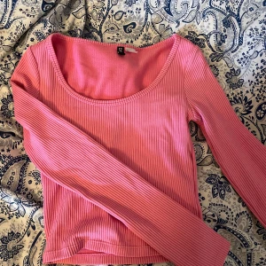 Långärmad tröja  - Rosa långärmad från HM som sitter tight. Nästintill aldrig använd. Storlek XS Tvättar allt innan, skriv för mer bilder eller om du har några frågor.💞