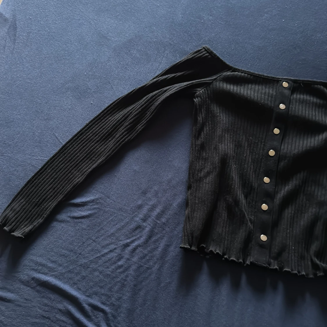 Svart ribbad offshoulder topp - 1