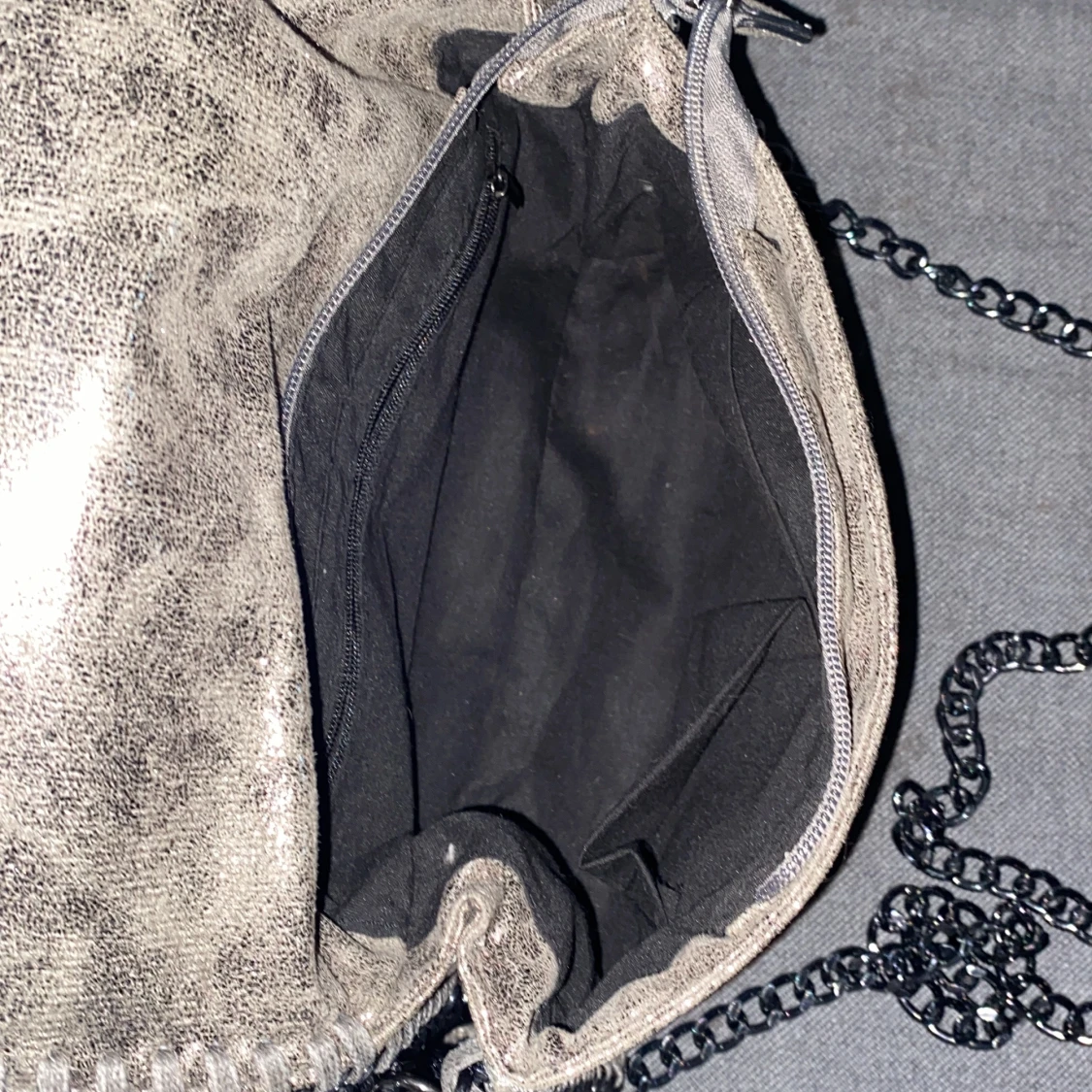 Glittrig silver axelväska med kedja - 1