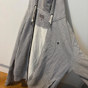 Grå hoodie med dragkedja och huva - Snygg zip tröja från Morris 