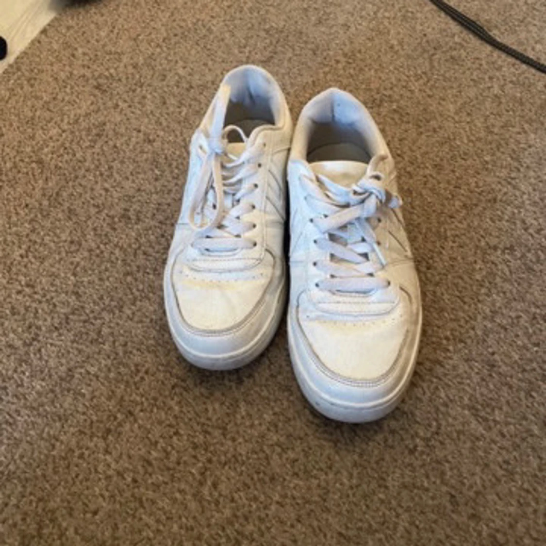 Vita sneakers med snörning