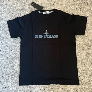 Stone Island Tröja – Svart - Stone Island Tröja – Svart 👕 Storlek: M 🖤 Färg: Svart ✨ Skick: 10/10 – i perfekt skick, som ny 💎 Märke: Stone Island