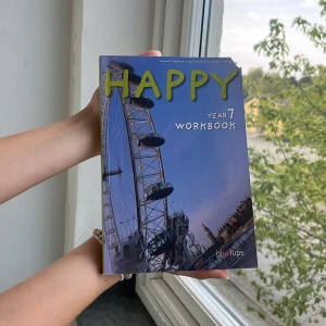 Happy Year 7 Workbook - Happy Year 7 Workbook är en modern och engagerande arbetsbok i engelska för högstadiet. Med roliga övningar, ordlekar och intressanta texter gör den språkinlärningen både enkel och inspirerande. Perfekt för dig som vill utveckla din engelska på ett kreativt sätt! Typ helt oanvänd❤️ Pris kan diskuteras 