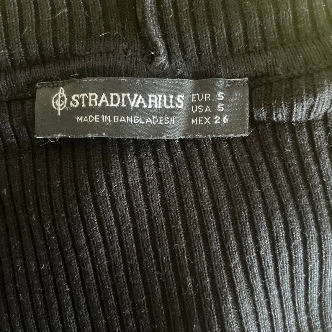 Svart ribbad hoodie från Stradivarius - 2
